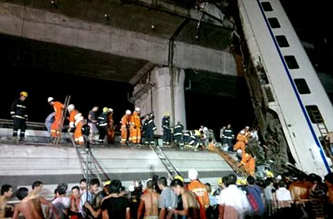 中國一高速列車周六晚出軌後，消防人員在搶救倖存者