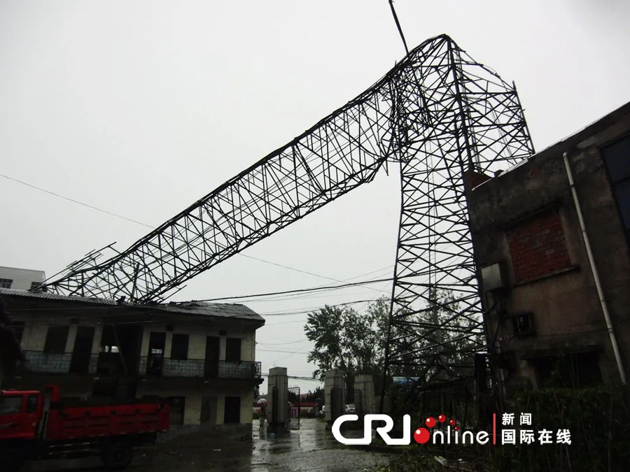 湖北襄樊一70米高电视塔被大风拦腰截断(高清组图)