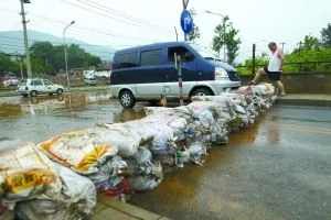 昨日，香山南路，門頭馨村南里小區西門堆起沙袋阻止雨水流入。本報記者 浦峰 攝