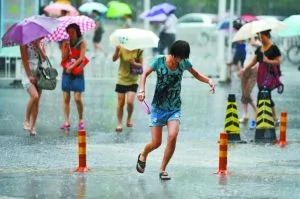 　昨日早上，北京突降大雨。當日7時許北京市氣象台發布暴雨藍色預警。大可 攝