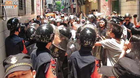村民與手持警棍和盾牌的防暴警察爆發激烈衝突。 （本報深圳傳真）