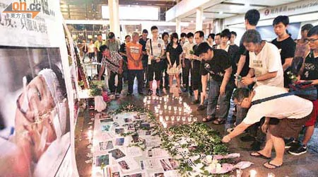 社民连昨晚在旺角东火车站外为温州高铁惨剧的死难者举行悼念活动。 （罗锦鸿摄）