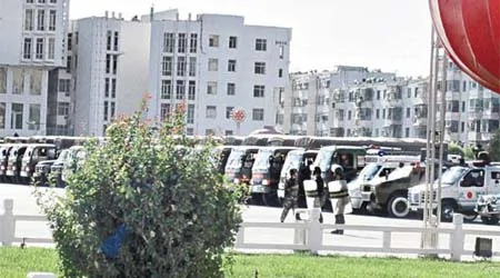 多辆军车停泊广场，准备应对突发事件。 （法新社图片）