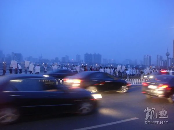 特大新闻：南昌大桥数百人自杀（求辟谣！）