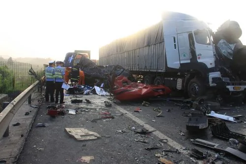 滬昆高速公路嚴重車禍　4車追撞17死4傷