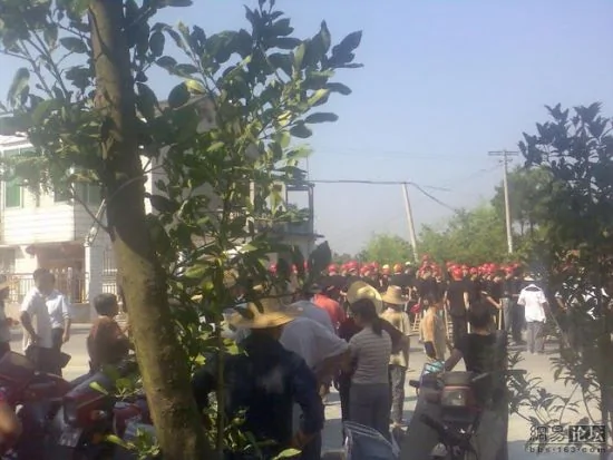 湖南长沙村民抗议建垃圾场