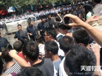 中國貴州安順城管打死殘疾小販引發騷亂2011年7月7日網上天涯社區照片。
