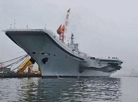 图为中国第一艘航母7月27日停靠在大连港时