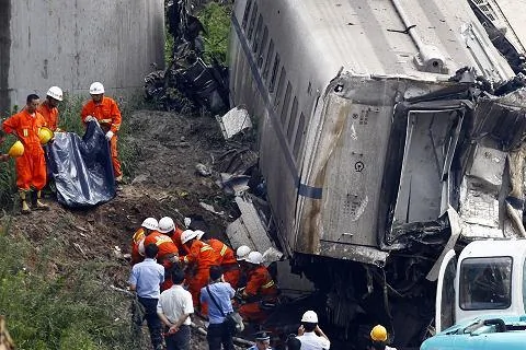 中國一列高速列車發生事故後，救援人員在現場作業
