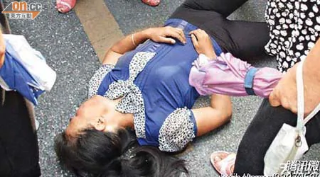 有婦人抗議期間昏倒地上。