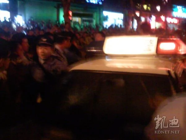 濟南群眾與警察發生衝突。本人在現場