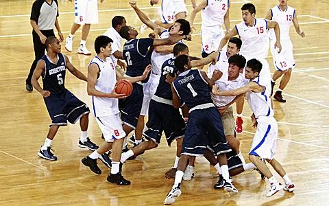 圖為中國男籃俱樂部球隊八一火箭隊和美國大學籃球隊喬治城籃球隊的隊員8月18日在有好比賽中發生毆鬥