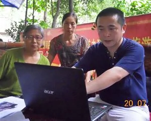 訪民趙先瓊(左)到六四天網工作站向黃琦(右)報告當局打壓她家的惡行