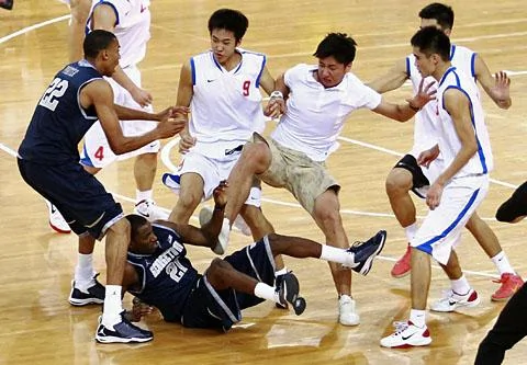 美国乔治城大学篮球队与中国八一男子篮球队8月18日在北京进行友谊赛时，两队的球员打了起来