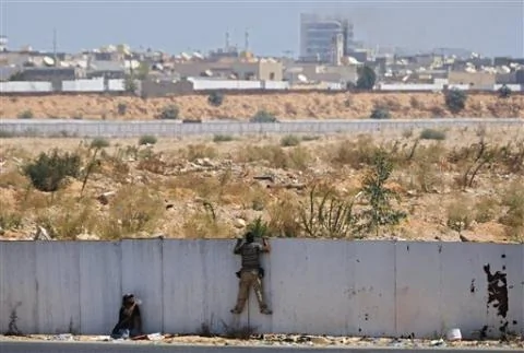 利比亞反對派戰士8月23日在的黎波里阿齊齊亞區的卡扎菲大院外觀戰