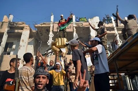 利比亚反对派和支持者8月24日在的黎波里卡扎菲官邸外庆祝