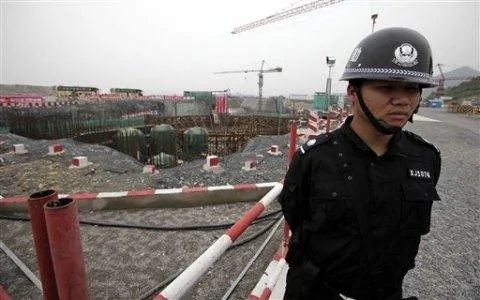 圖為一名特警在浙江省東部三門核電站的施工工地站崗
