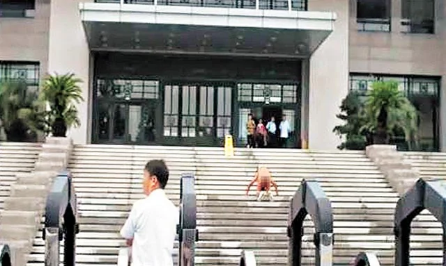 全裸上海婦法院前跪地抗議