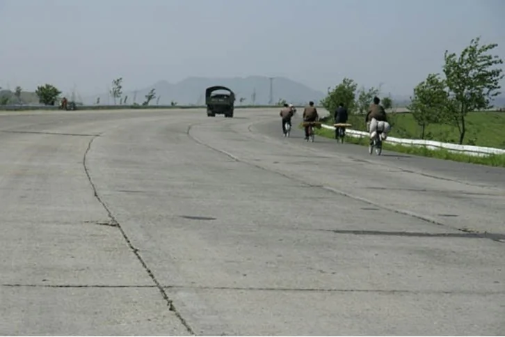 [照片集]朝鲜可看见牛车的高速公路