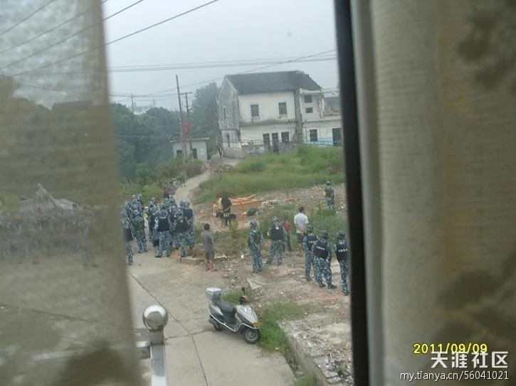 慈谿市賴王村，武警穿防彈衣來強拆，還動用警犬！