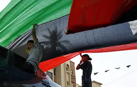 首都的黎波里居民在歐洲領導人的車隊經過的街道上佈置利比亞國旗以示歡迎