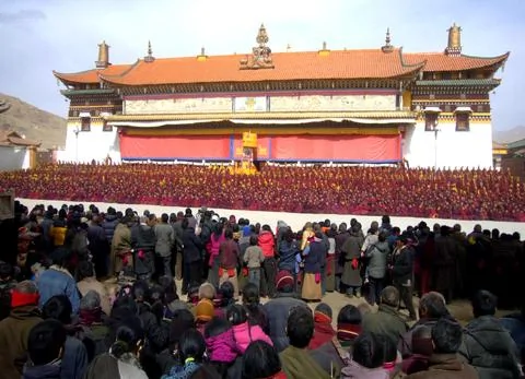 中共政府利用金錢獎勵西藏僧侶還俗