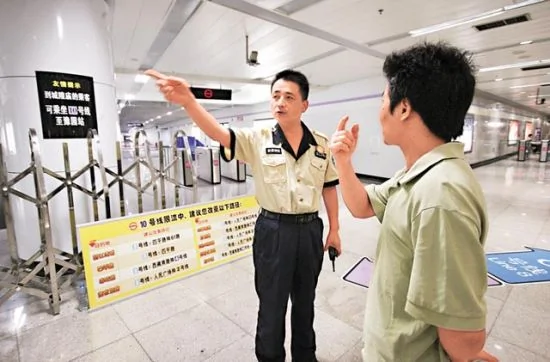 上海追撞事故　交通讯息混乱地铁停驶害死上班族
