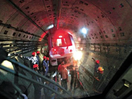 上海追撞事故　交通讯息混乱地铁停驶害死上班族