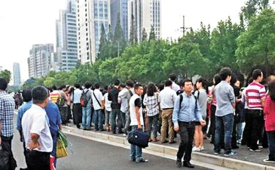 上海追撞事故　交通訊息混亂地鐵停駛害死上班族