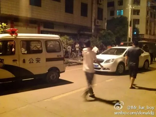广西玉林军警冲突 士兵包围派出所救人/视频