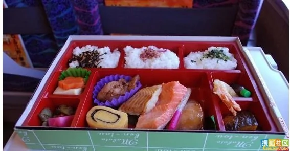 看看咱天朝跟小日本火车上提供的盒饭