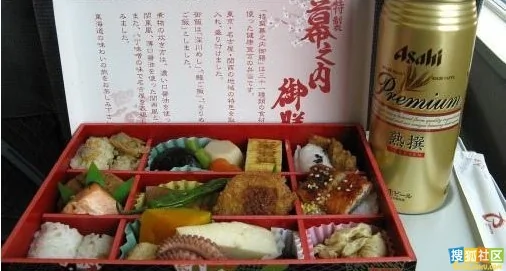 看看咱天朝跟小日本火车上提供的盒饭