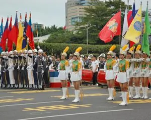 台灣雙十慶典中的三軍儀仗隊和女子高中儀仗隊