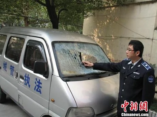 圖為擋風玻璃被打碎的執法車輛。