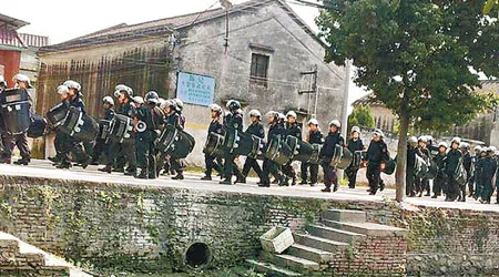 為防村民繼續示威，大批鎮暴警察進駐益隆村。 （網際網路圖片）