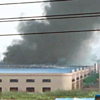 工業園有廠房被焚燒，濃煙沖天。 （網際網路圖片）