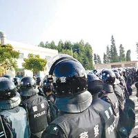 鎮暴警察與示威者對峙，工業園變身戰場。 （網際網路圖片）