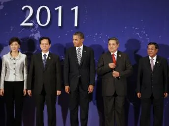 美國總統奧巴馬到達印尼峇里島參加東盟峰會和東亞峰會。2011年11月17日