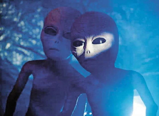 電影中的外星人是擁有一對大眼睛的頭大身小怪物。互聯網