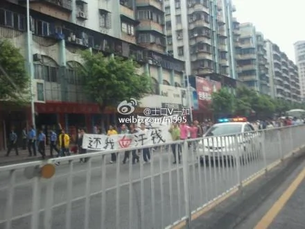广州工人游行讨薪 警车开路护航