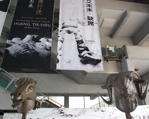 台北市立美术馆大厅悬挂的巨幅海报上写着“艾未未·缺席”，人像的头也缺席了。