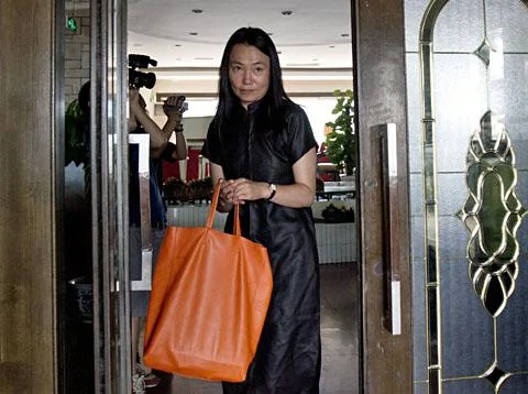 中国知名艺术家艾未未的妻子路青2011年7月14日前往北京的税务部门