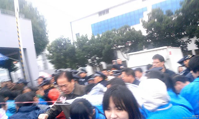 上海外資電器廠罷工 女工遭警暴力毆打