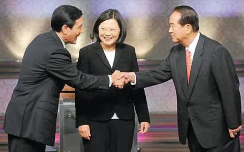 台湾总统参选人辩论前握手：马英九(左)蔡英文(中)和宋楚瑜