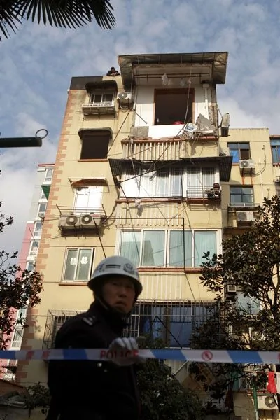 上海一居民陽台突然整體坍塌 女住戶墜樓身亡(現場組圖)