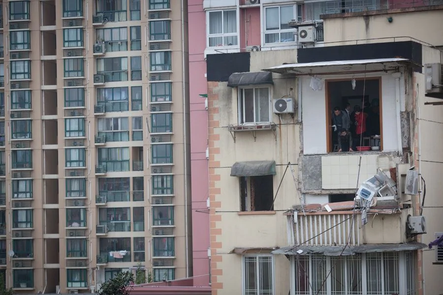 上海一居民陽台突然整體坍塌 女住戶墜樓身亡(現場組圖)