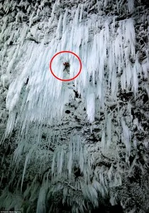 不可能任务！攀岩队攻上137m高冰瀑