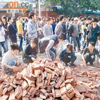 示威人士运来大批砖头做武器。 （本报汕头传真）