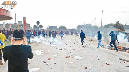 防暴警施放催泪弹驱逐示威者。 （本报汕头传真）