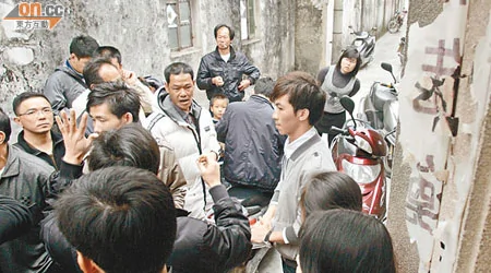 有自称惠州大学生的男子被村民围堵盘问。 （本报陆丰传真）
